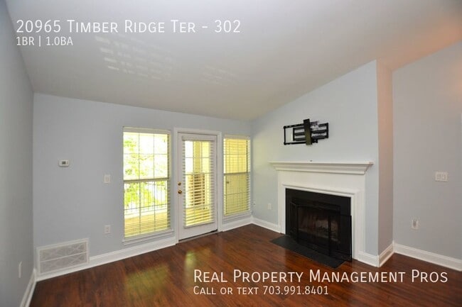 Building Photo - Beautifully Updated 3rd Floor Condo For Re...