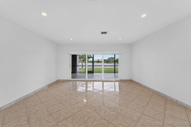 Building Photo - 905 NW 133rd Ave