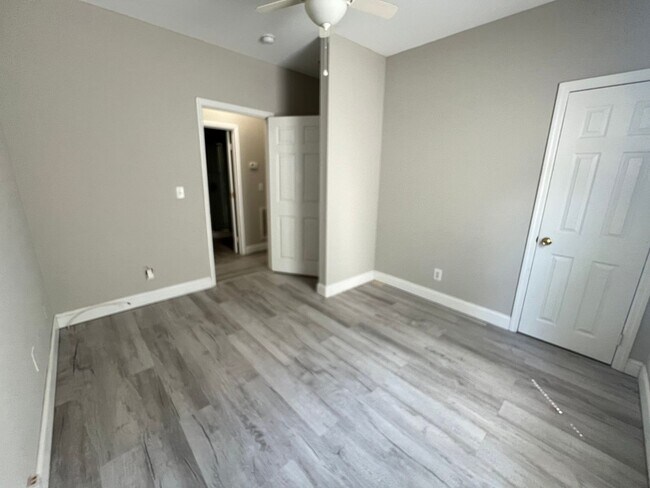 Building Photo - 2 Bedroom 1 Bath Apartment - Downtown Charleston