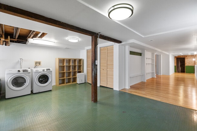 Building Photo - 928 W 32nd St