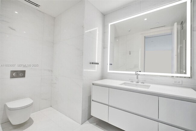 Building Photo - 300 Biscayne Blvd Way