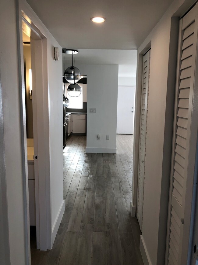 Building Photo - Carlyle Plaza