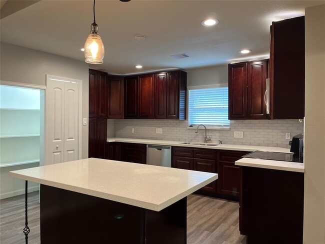 Building Photo - 304 S Shadowbend Dr