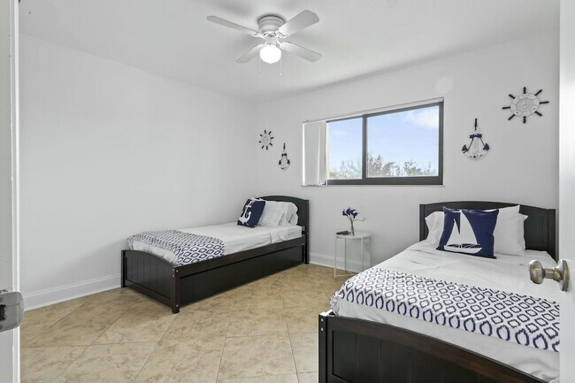 Building Photo - 10152 S Ocean Dr