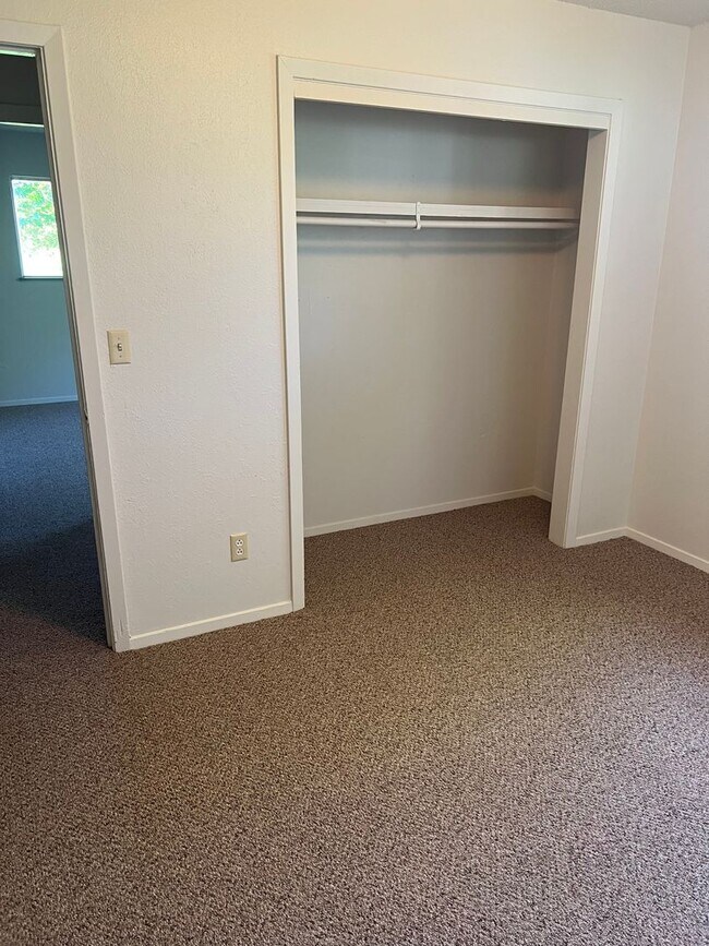 Building Photo - 3BED 1.5BATH - BONUS ROOM, LARGE YARD, WASHER/DRYER HOOKUP, DRIVEWAY PARKING