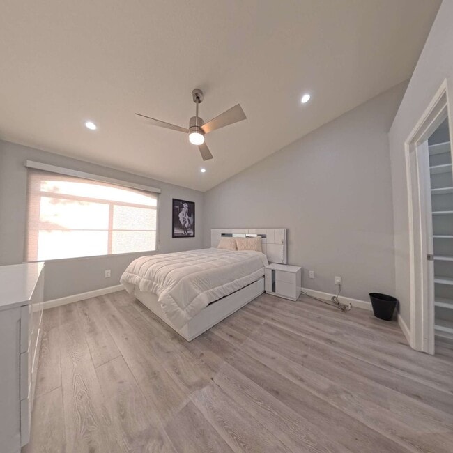 Building Photo - Highly Remodeled | 2nd Floor | Vaulted Ceilings