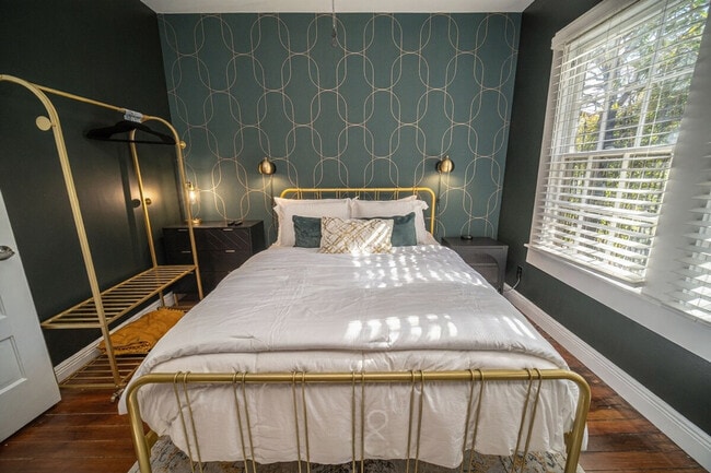 Building Photo - 309 King William St