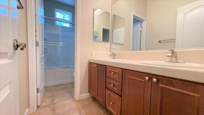 Building Photo - Concord Beautiful 4 bedroom 2.5 bathroom h...