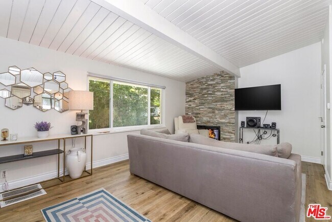 Building Photo - 8876 Wonderland Ave