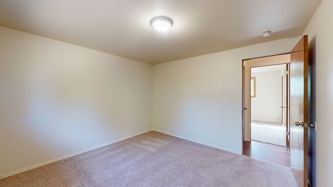 Building Photo - Location, Location, Location! - Four Bedroom house located minutes from Des Moines Waterfront