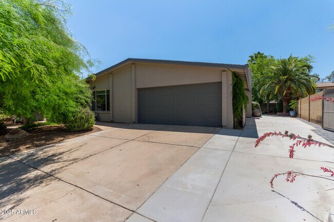 Building Photo - 1347 W Lobo Ave