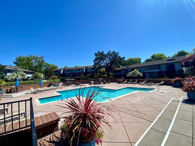 Building Photo - Nice Upper End Unit with Inside Laundry!  ...