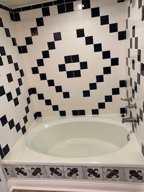 Building Photo - 140 Lakeside Villa