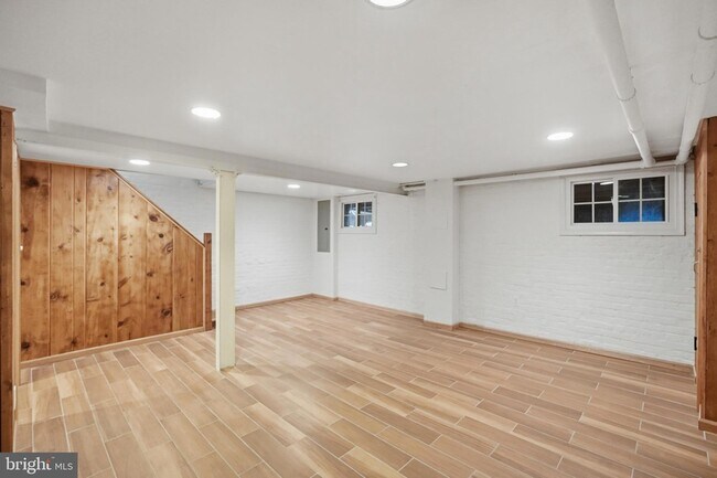 Building Photo - 3839 Beecher St NW