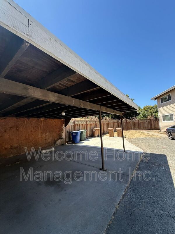 Building Photo - 2225 Hillsborough Ct
