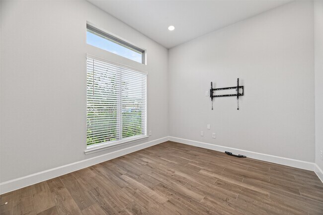 Building Photo - 302 Sky Top Dr