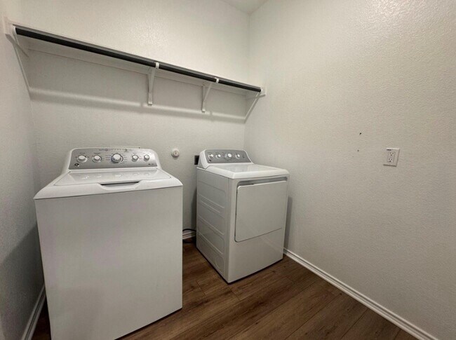 Building Photo - 208 Otter Rd