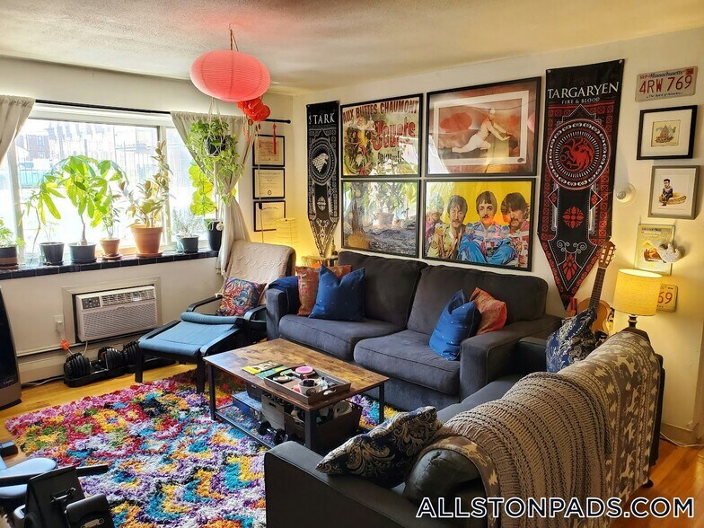 Building Photo - 245 Kelton St