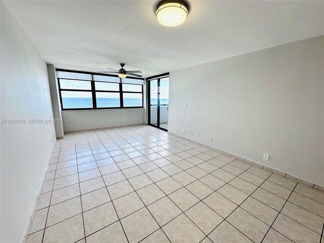 Building Photo - 2555 Collins Ave