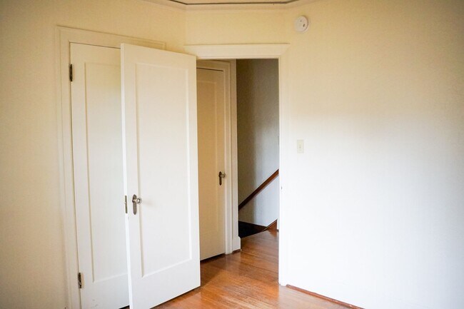 Building Photo - Amazing Vintage Tile, Arched Doorways, Built-ins & Courtyard in This Art-Deco Townhouse!