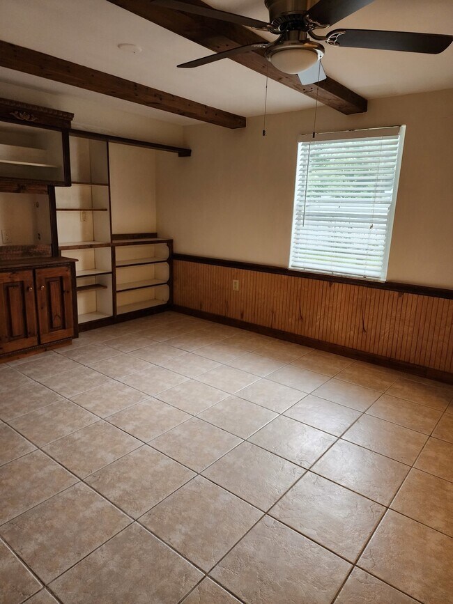 Building Photo - House For Rent