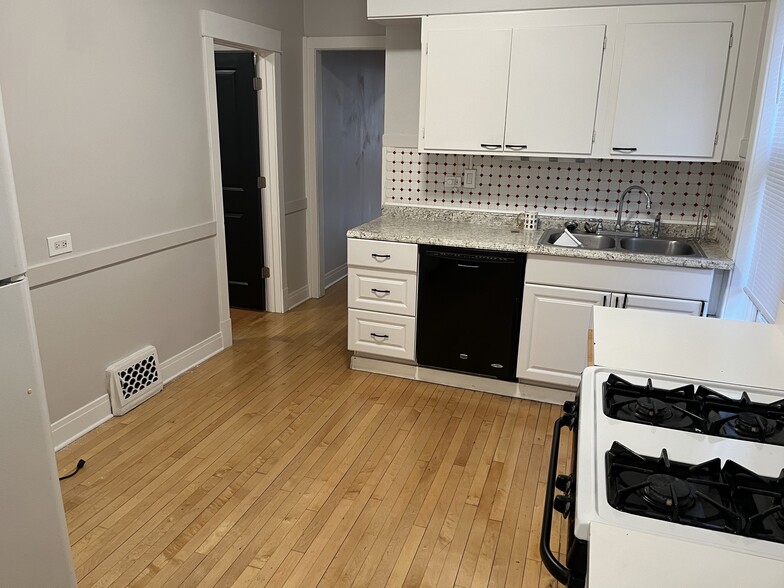 Building Photo - 1924 W Wilson Ave