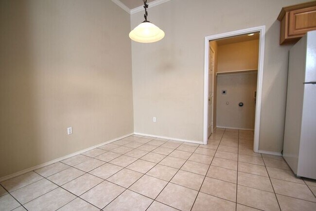 Building Photo - Enchanting 3/2 Duplex Home Located in WONDERFUL Weatherford! ~ ((AMAZING LOCATION!!)) Tile & Wood...