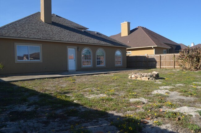Building Photo - YOUR COASTAL PARADISE AWAITS!