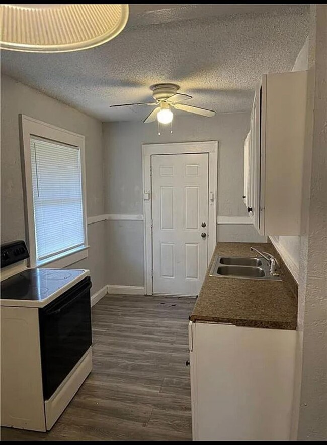 Building Photo - 3 bedrooms 1 Full bathroom. The house is v...