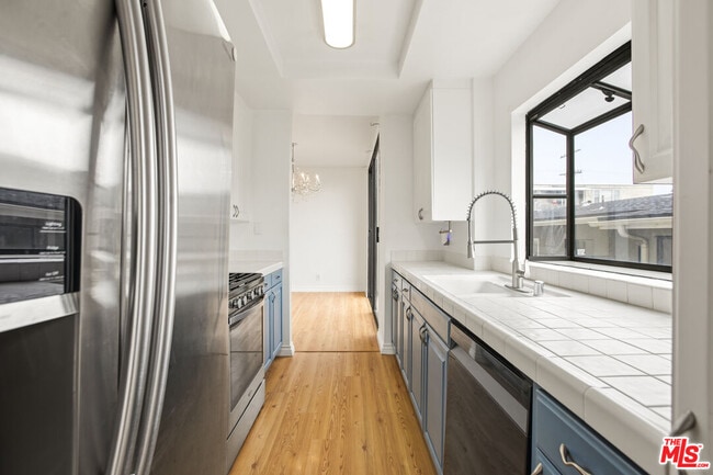 Building Photo - 1059 S Sherbourne Dr