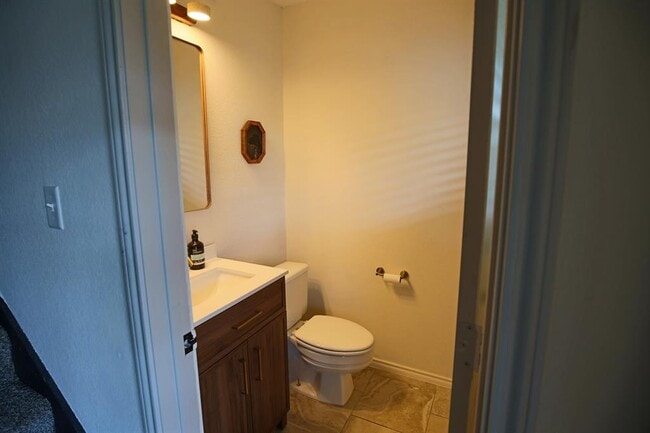 Building Photo - 708 Cowal Dr S