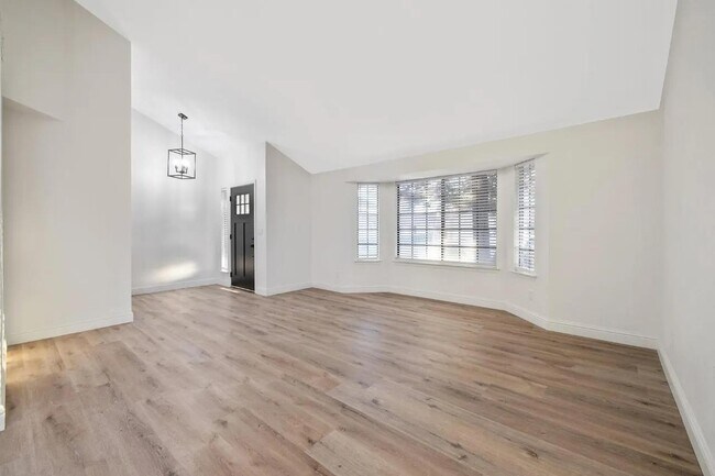 Building Photo - 6379 N Forestiere Ave