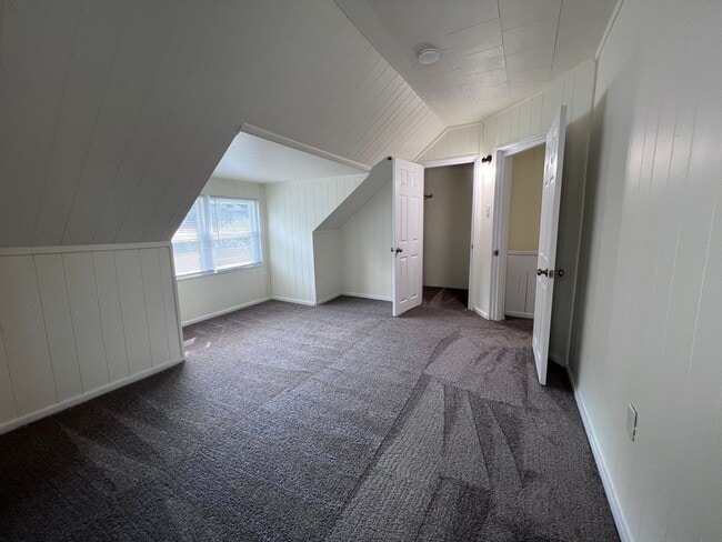 Building Photo - Updated 4BR 1.5 bath home with rear parking!