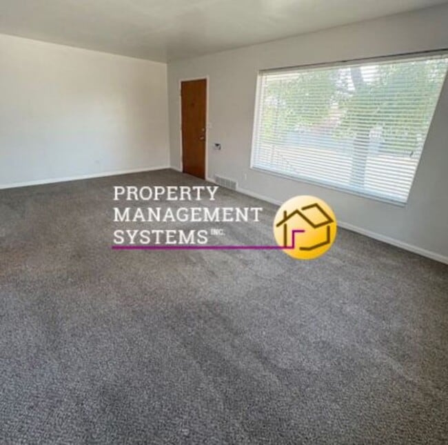 Building Photo - 3 Bed / 2 Bath Duplex in Sugarhouse!