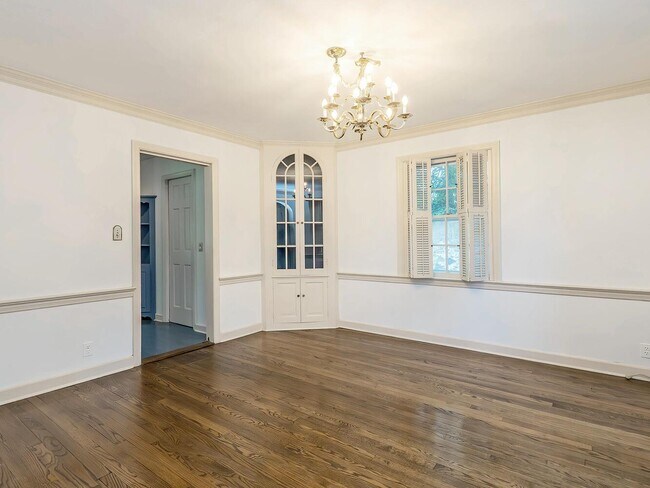 Building Photo - 221 Manhasset Ave