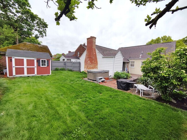 Building Photo - *Beautifully Updated & Spacious 3BD/2BA Si...