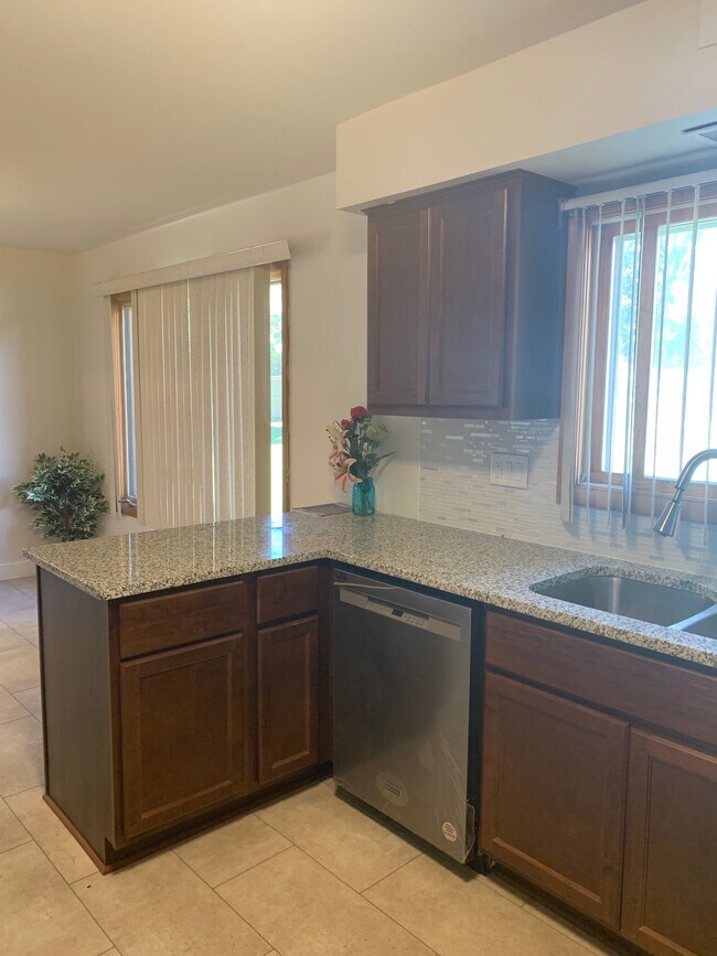 Building Photo - 454 E Fox Dale Ct