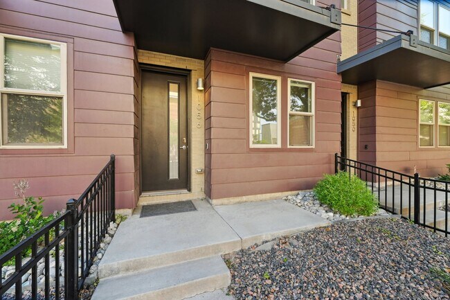 Building Photo - Great Townhome, Perfect Location! License #2023-BFN-0071747