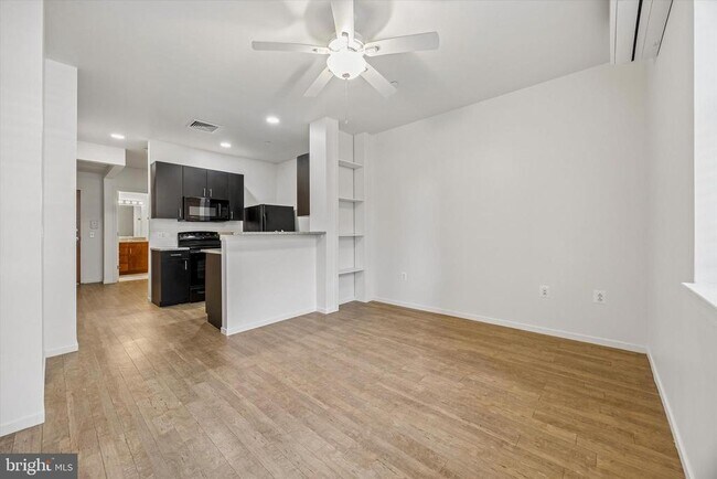 Building Photo - 1015 W Lancaster Ave