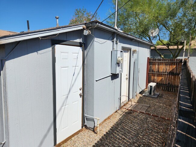 Building Photo - AMAZING 1 BEDROOM 1 BATHROOM FOR LEASE