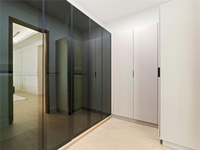 Building Photo - 543 NE 109th St