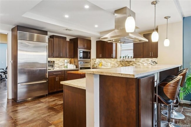 Building Photo - 225 E Walnut St