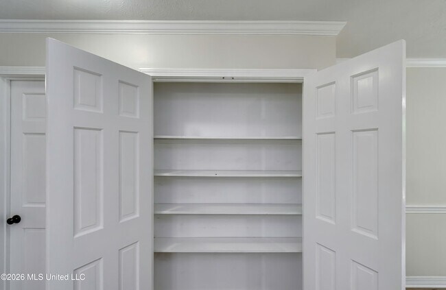Building Photo - 9 Treeway Dr