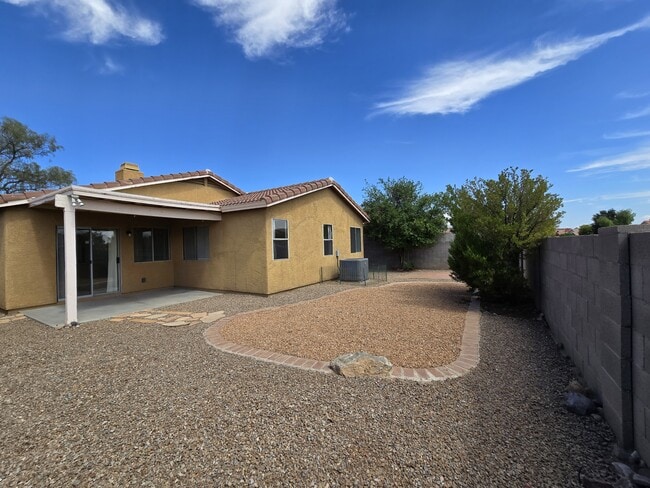 Building Photo - 7980 N Siskiyou Dr
