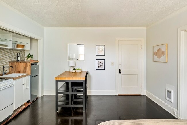 Building Photo - Cozy, updated 4th-floor studio in Nob Hill. Convenient location near all the hot spots