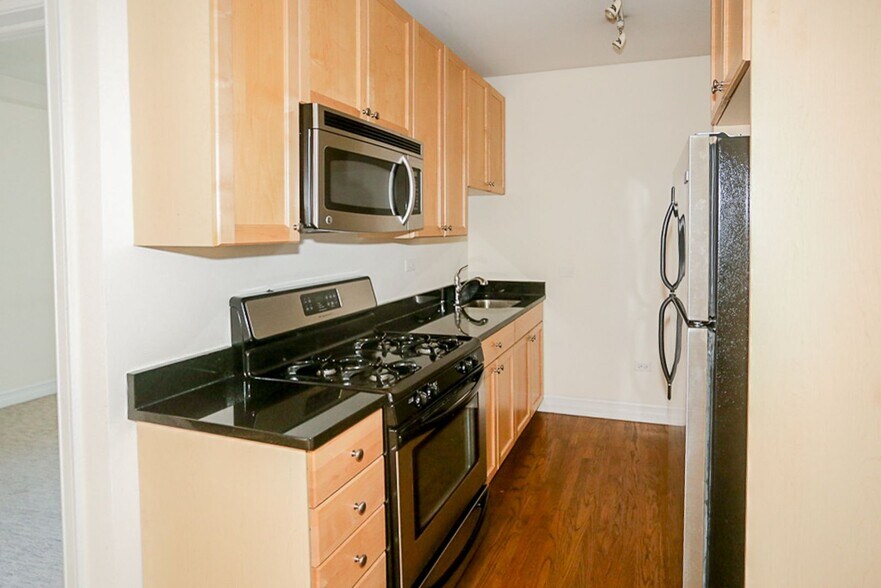 Building Photo - 3824 N Sheffield Ave