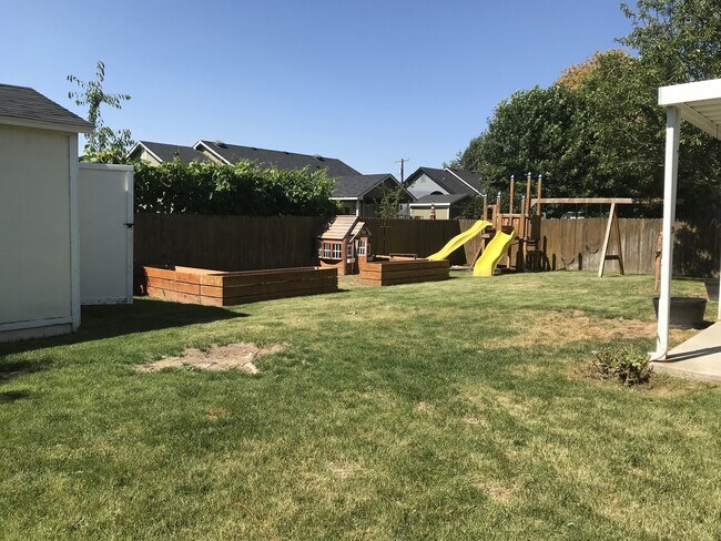 Building Photo - Cute Nampa home in one of  the most desira...