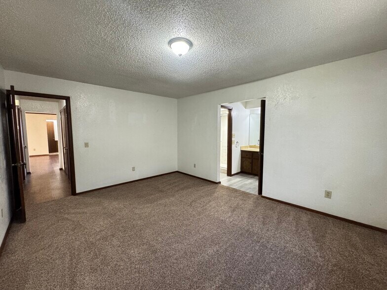 Building Photo - 9915 Larkspur Ln