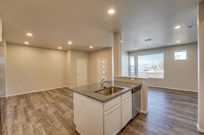 Building Photo - 3 bed, 2.5 bath Townhome in Mosaic Neighborhood