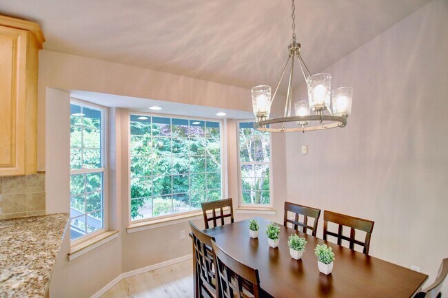 Building Photo - Lovely Clinton Home with Great Light and Pet Friendly!